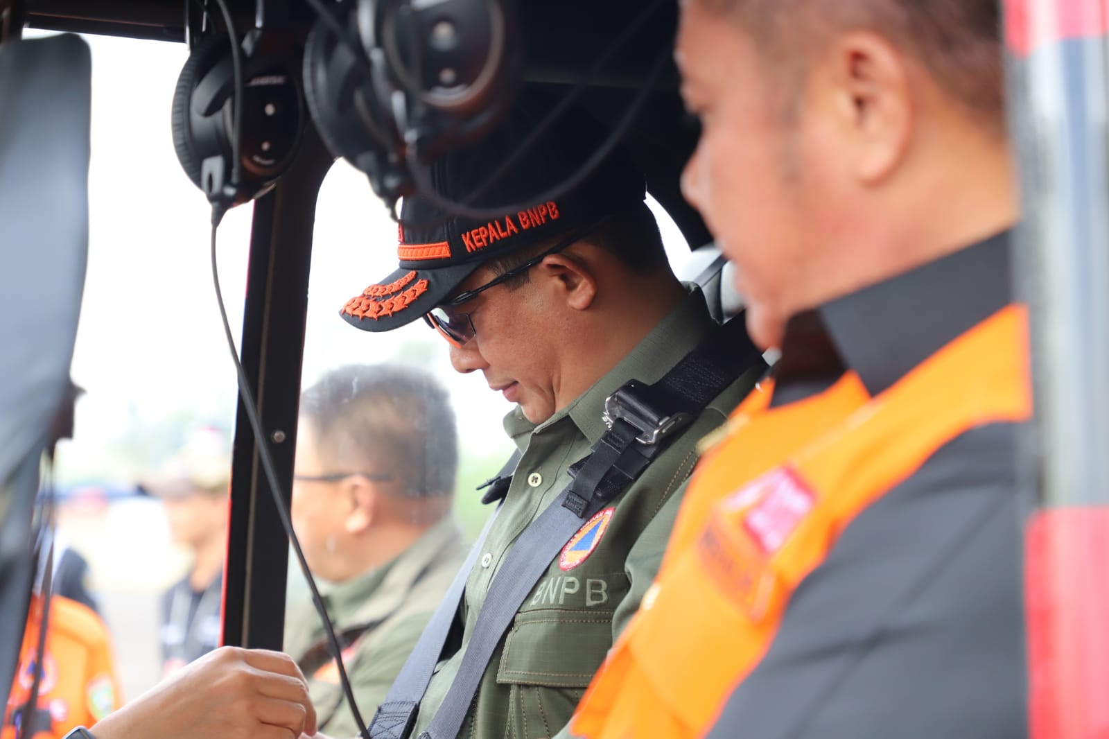 Kepala BNPB Letjen TNI Suharyanto (kemeja dan rompi hijau) beserta Herman Deru (rompi orange) selaku Gubernur Sumatera Selatan saat bersiap lakukan peninjauan udara menggunakan helikopter di wilayah Sumatera Selatan pada Selasa (12/9).